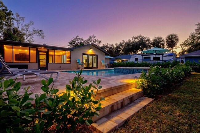 Building Photo - 2641 Hyde Park St