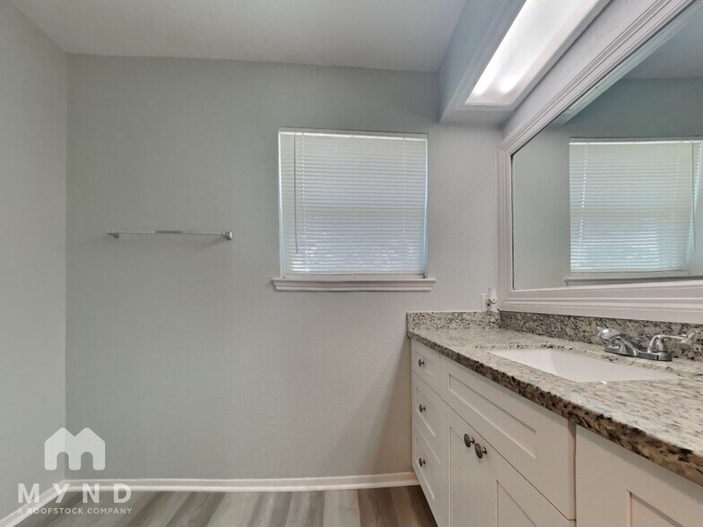 Building Photo - 6607 Escondido Dr