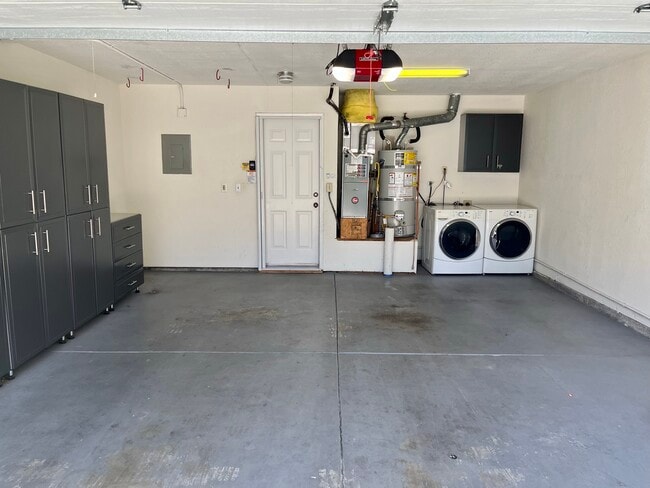 Building Photo - 185 Easy St