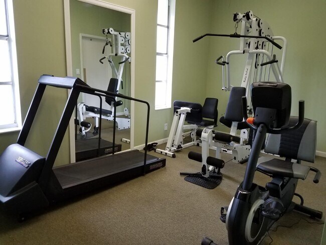 Building Photo - 700 Village Green Ct