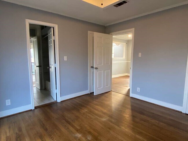 Building Photo - 204 E Houston St