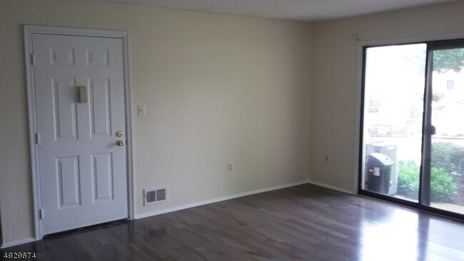 Building Photo - 297 English Pl