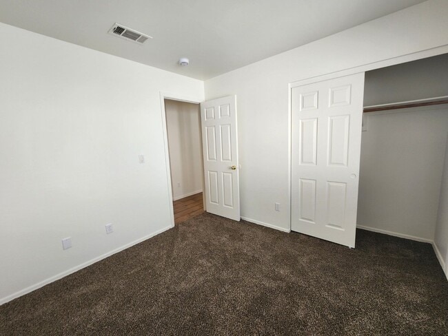 Building Photo - Lovely Single Story Home