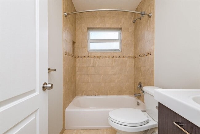 Building Photo - 101 SW 2nd Ave