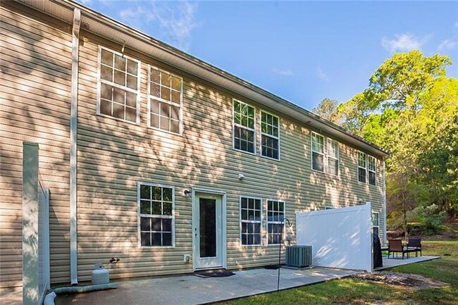 Building Photo - Spacious townhome minutes from Midtown Atl...