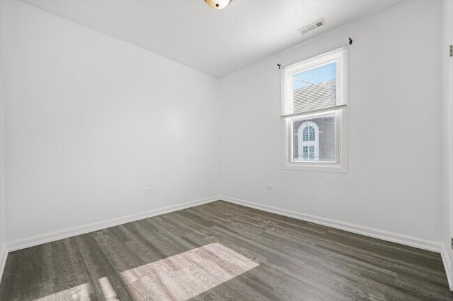 Building Photo - Freshly Renovated 4BR Apartment