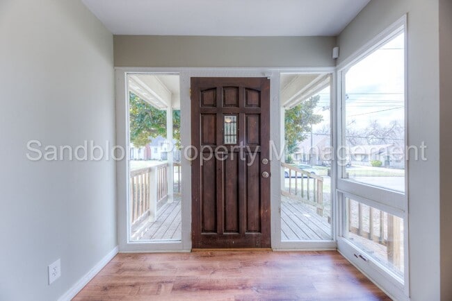 Building Photo - FOR LEASE | Tulsa | $1500 Rent | 3 Bed, 2 Bath Home