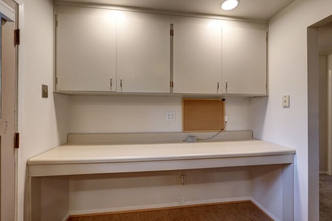 Building Photo - Classic Bellevue 3bd, 1.5ba Rambler Located in Perfect Enatai Location!