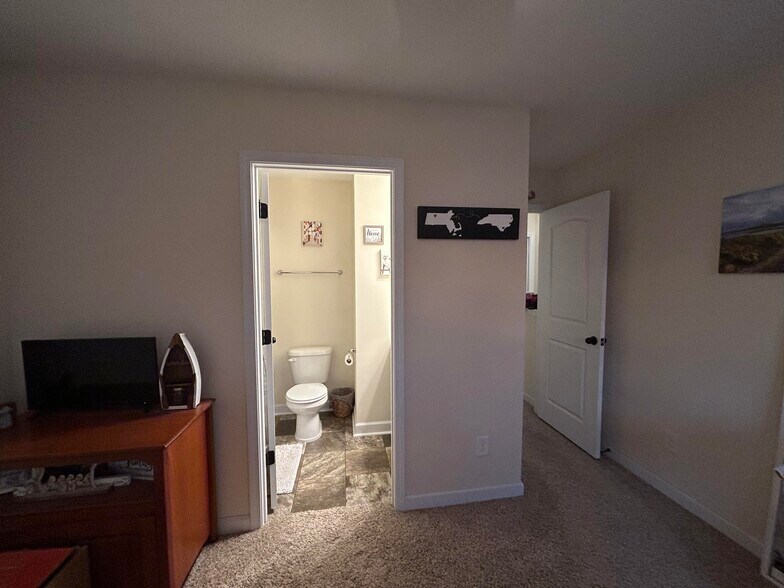 Spare bedroom bathroom - 408 Justice Farm Dr