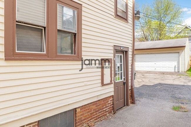 Building Photo - 1695 Glenmont Lower