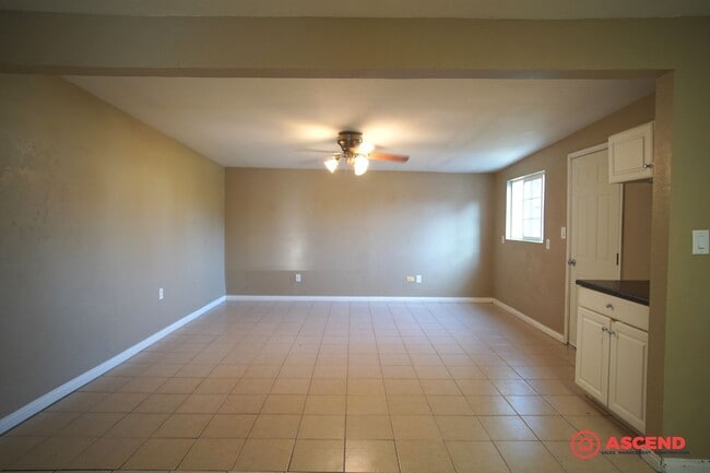 Building Photo - Charming home is Oildale!