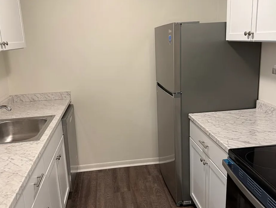 Building Photo - 3 Atram hall