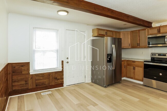 Building Photo - Charming 3 Bed Home with Spacious Layout i...