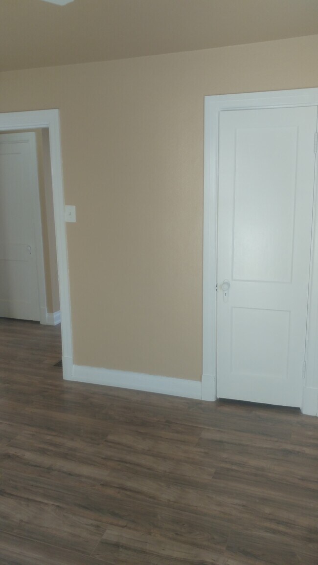 Building Photo - 9946 Carlyle Ave