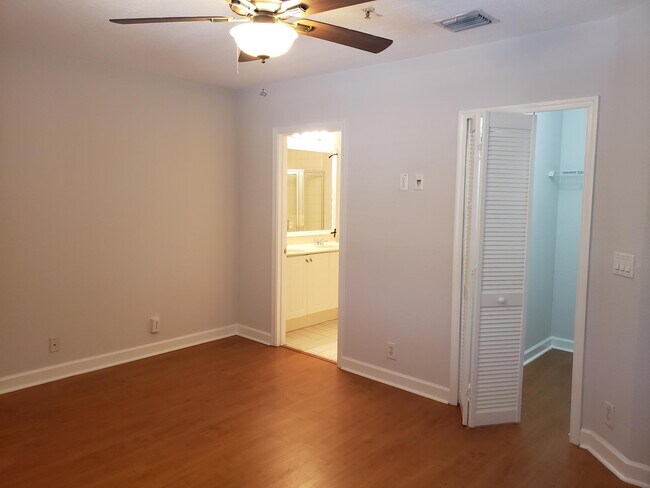 Building Photo - 325 Bayfront Dr