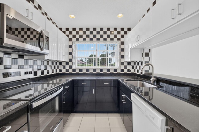 Building Photo - 15415 Summer Lake Dr