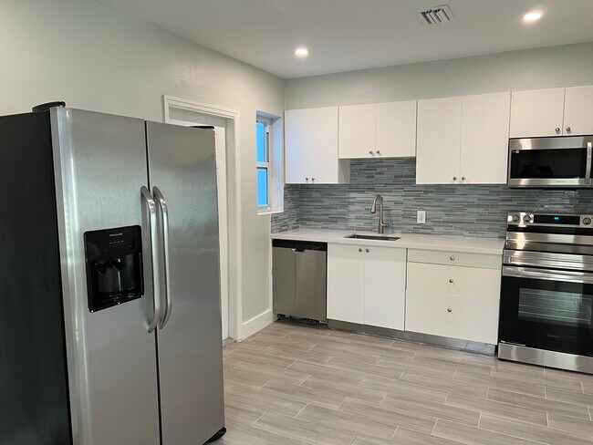 Building Photo - 1516 N Andrews Ave