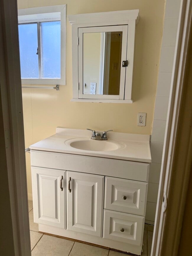 Building Photo - 1608 Dyer Ave