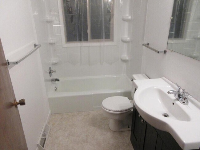 Building Photo - 1630 Lloyd Ln