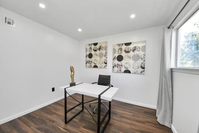Building Photo - 3217 Binz St