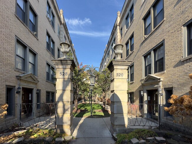 Building Photo - 522 W Surf St