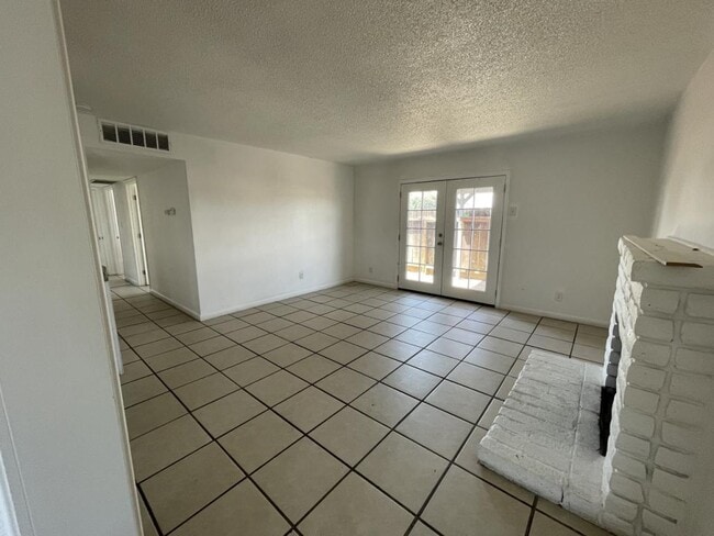 Building Photo - 4438 E Dakota Ave