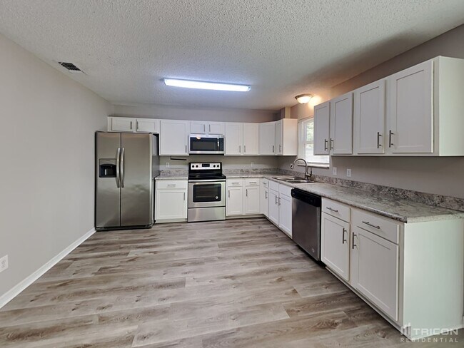 Building Photo - 2731 Greenwood Ln W