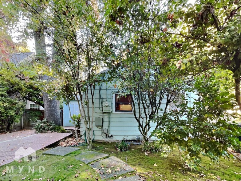 Building Photo - 1213 10th Ave