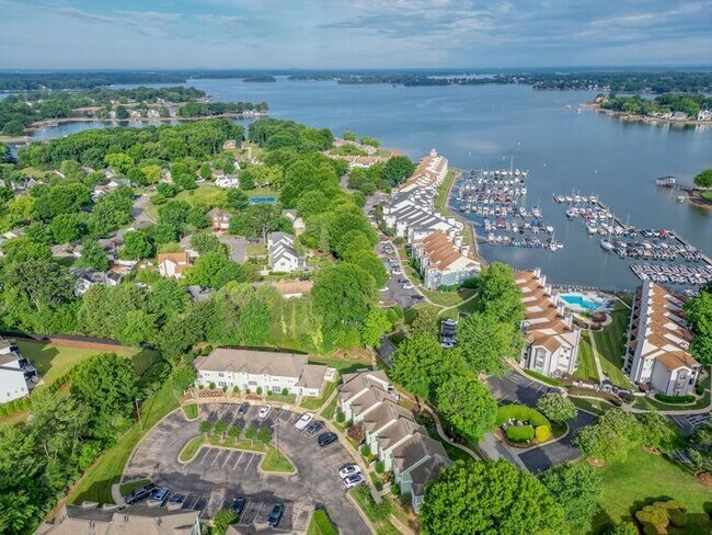 Building Photo - 3BR Townhome - Lake Living in Vineyard Point with Boat Slip Access Near Lake Norman