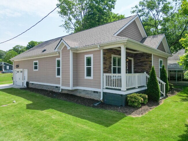 Building Photo - Stunning 3-Bedroom, 2-Bathroom Home Featuring Open-Concept Luxury Living $2150/mo rent