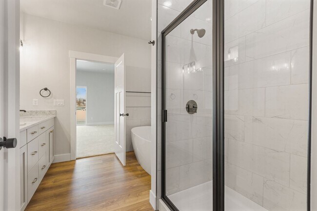 Building Photo - SUGAR CITY TWIN HOME 3 BED 2 FULL BATH - FENCED YARD WITH EX-LARGE 2 STALL GARAGE