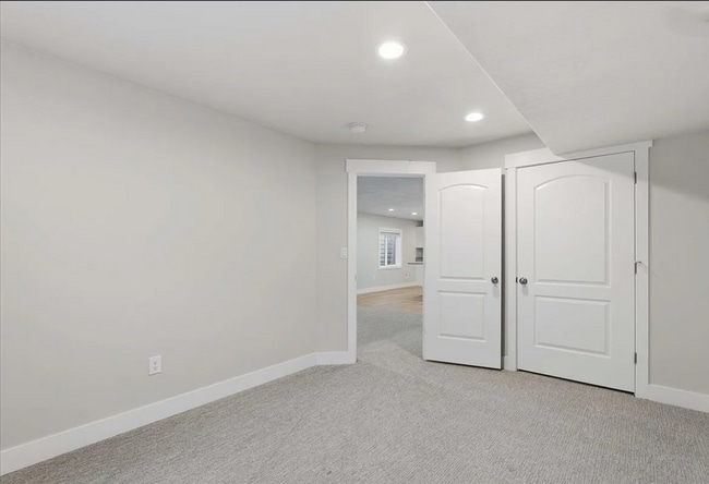 Building Photo - Available now!! 7 Bedroom/3.2 Bathroom home in Lehi