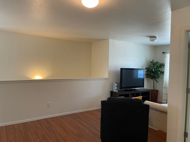 Building Photo - Furnished 3 bedroom, 2 bath availalbe in July