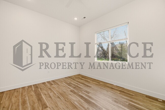 Building Photo - 613 Elmwood St