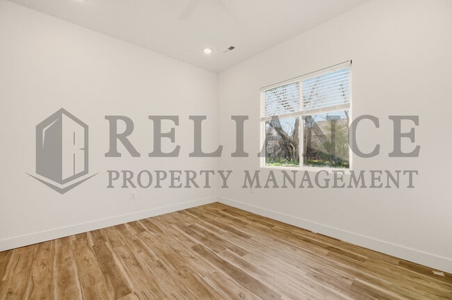 Building Photo - 725 Elmwood St