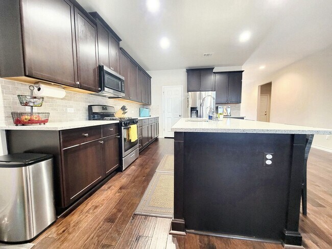 Building Photo - Beautiful 4 Bed / 2.5 Bath Home in Pfluger...