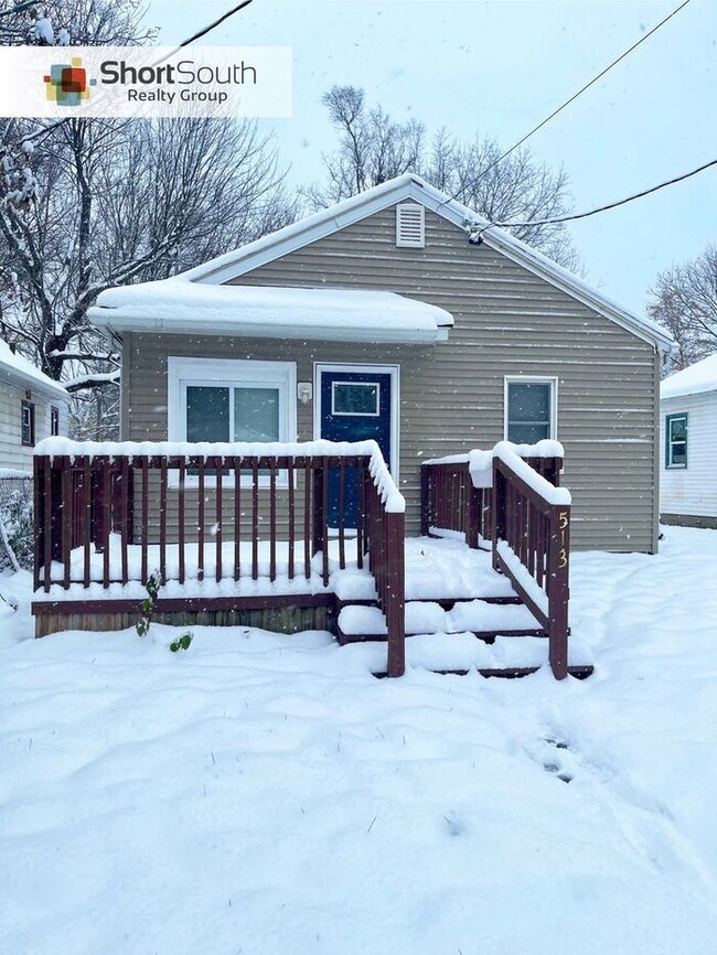 Building Photo - Updated Single Family 2 bed 1 bath home.