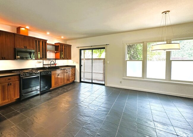 Building Photo - 907 Mustang Ct