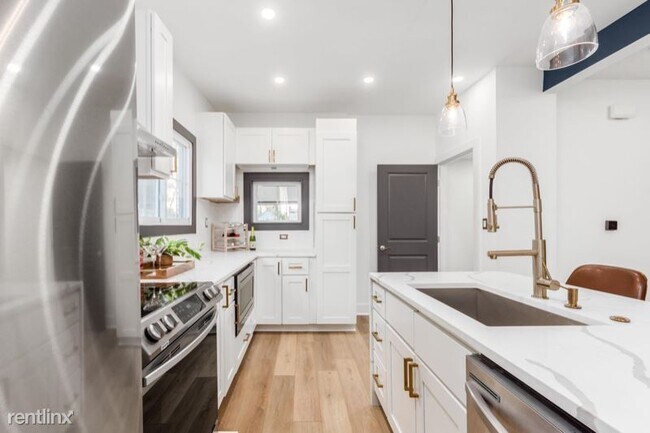 Building Photo - 4 br, 3.5 bath House - 481 Chilcote Ave