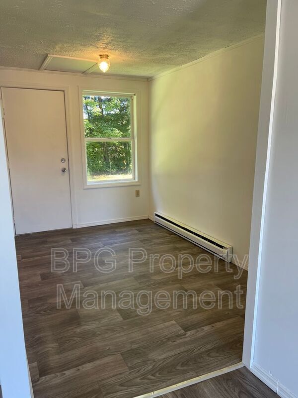 Building Photo - 123 Circle Dr