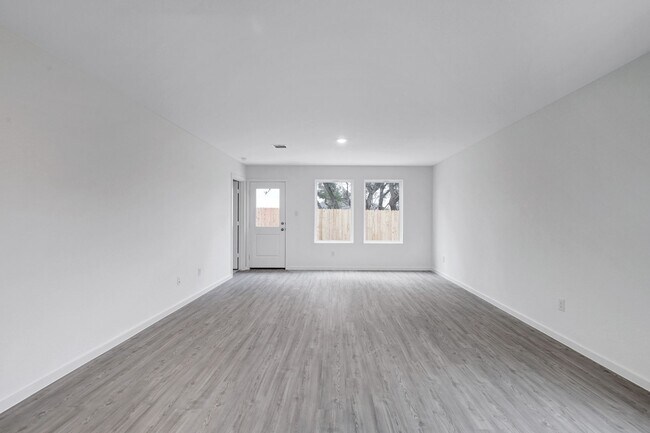 Building Photo - ***APPLICATION CURRENTLY UNDER REVIEW*** MOVE IN SPECIAL, ONE WEEK FREE***Open Concept Home in Wa...