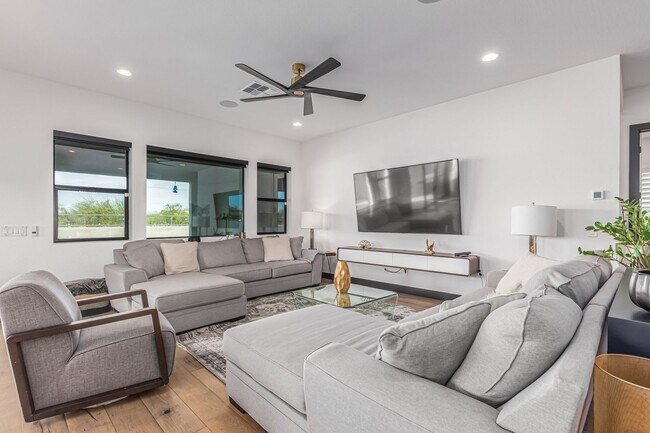 Building Photo - Luxury at Vistal
