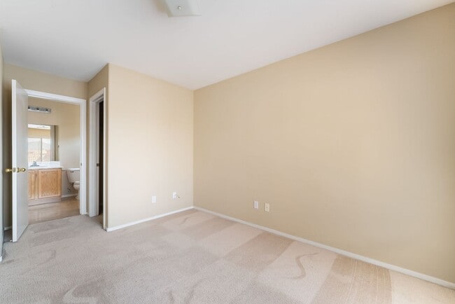 Building Photo - Comfortable Living Near City Conveniences!