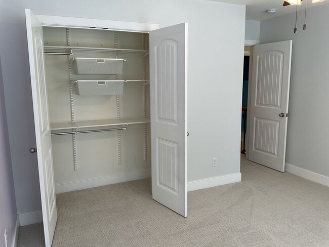 Building Photo - 4 Bedroom 2.5 Bathroom located in Old Mill...