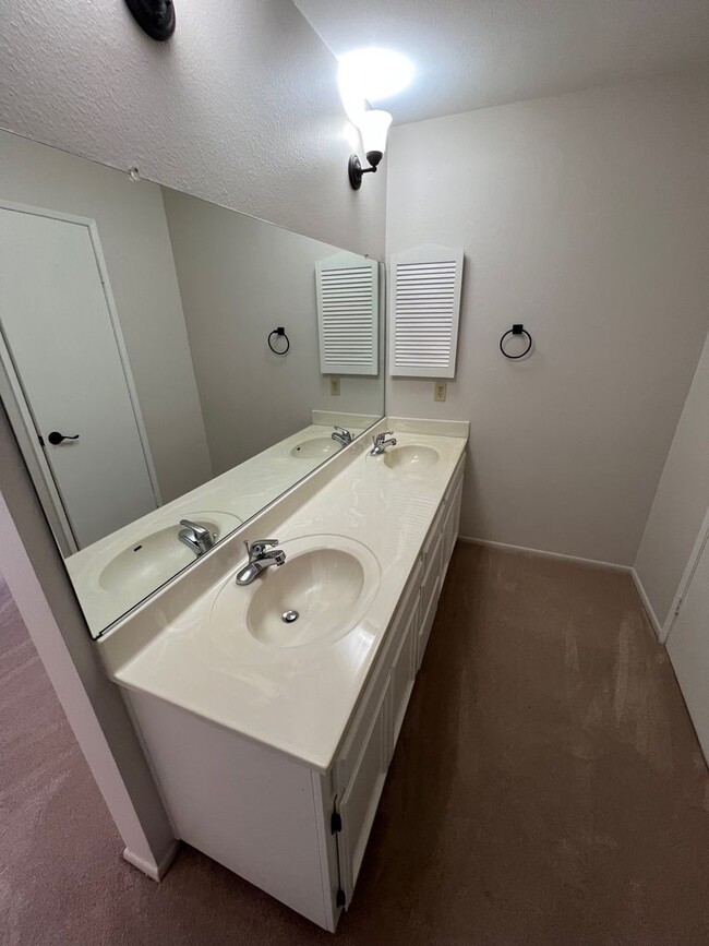 Building Photo - Beautiful North Glendora Condo