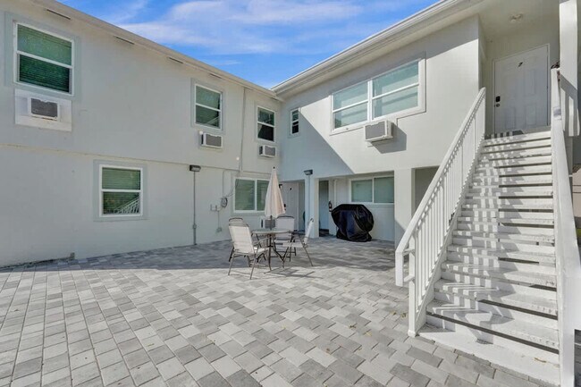 Building Photo - 906 N Riverside Dr