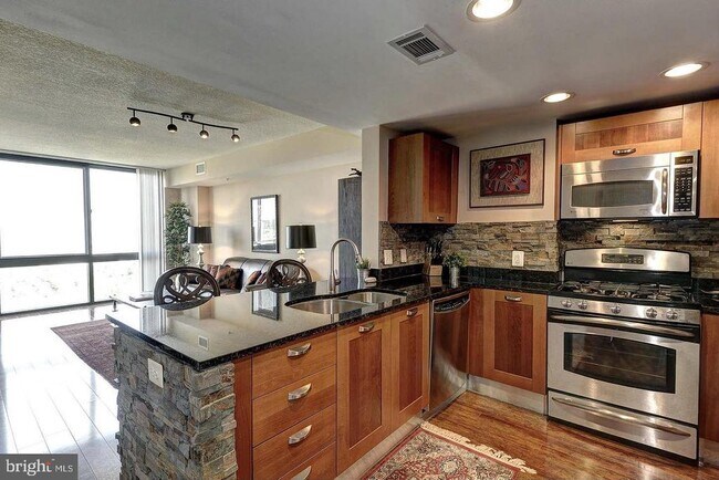 Building Photo - 2451 Midtown Ave