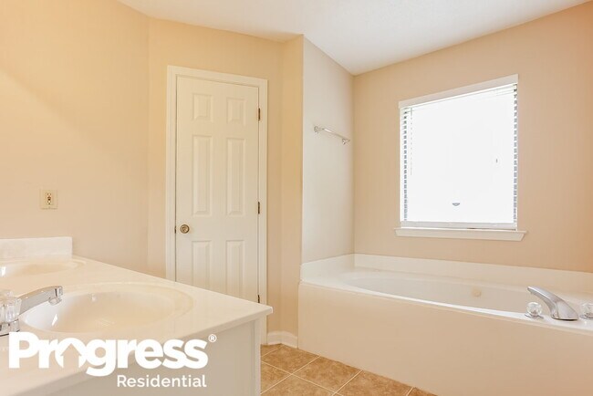 Building Photo - 6690 Autumn Wood Cove