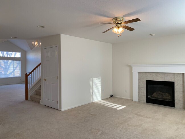 Building Photo - Spacious & Bright 3 Bedroom Home in East L...