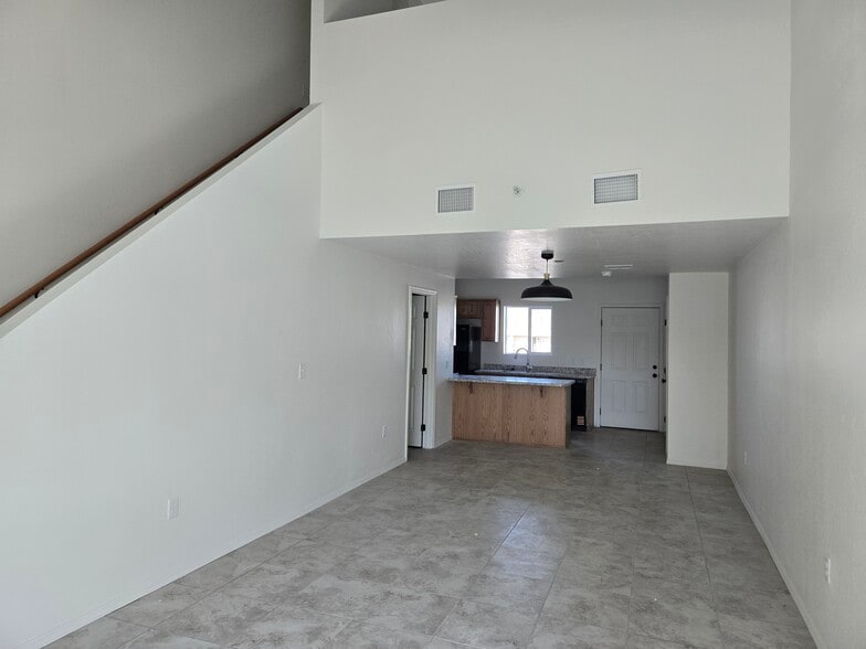 Building Photo - 833 S Avenue A